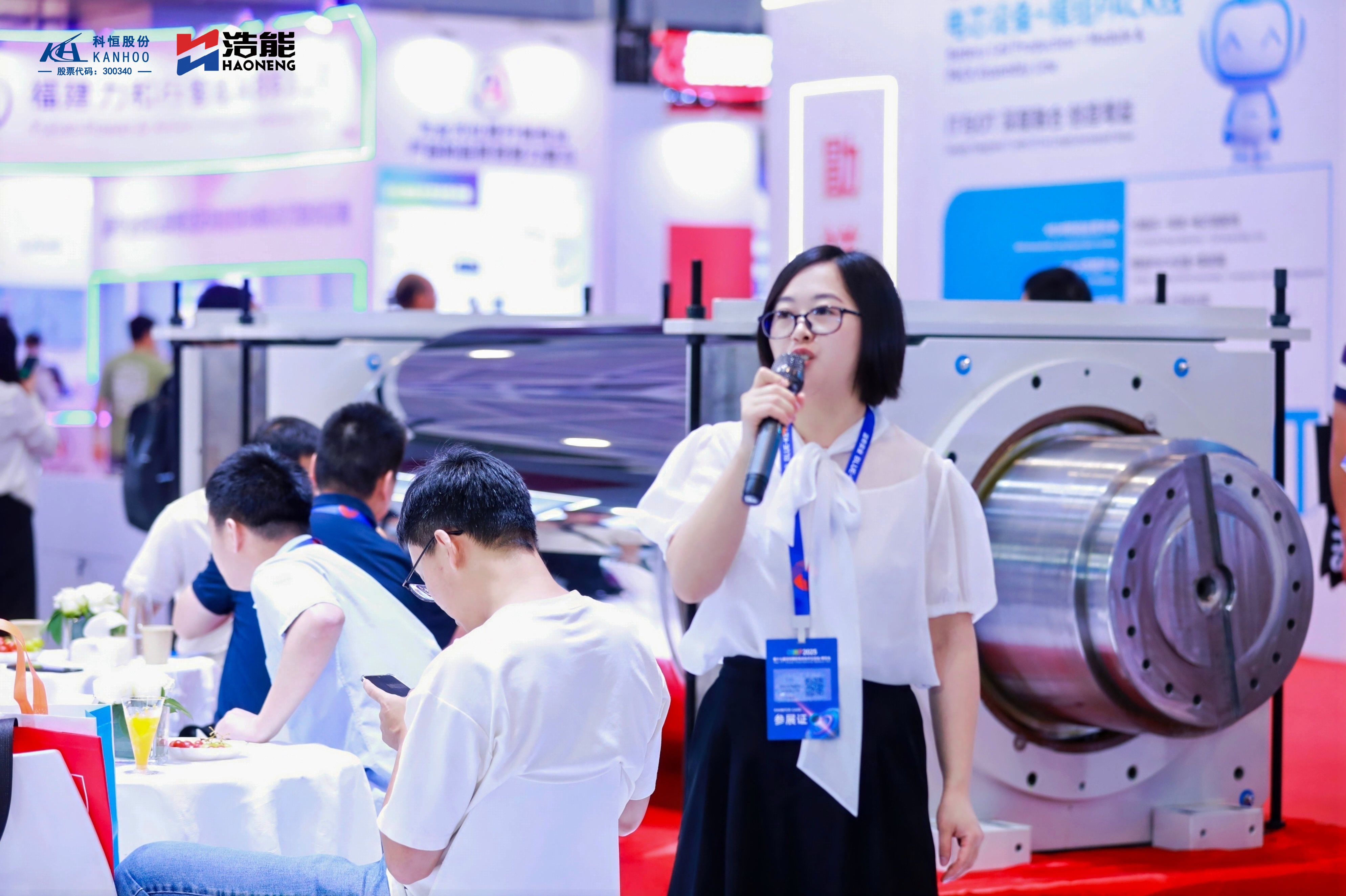 主持人.jpg 主持人.jpg